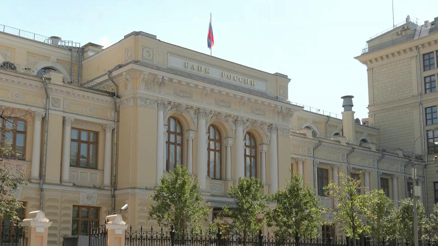 Осторожность вместо рывка: ЦБ опустил ставку на четверть, оставив рынок в напряжении